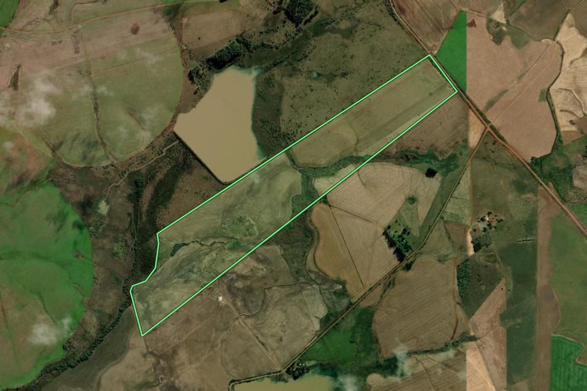 Imagem de satélite do imóvel rural em Alegrete (RS), com o contorno declarado no CAR desenhado por cima.