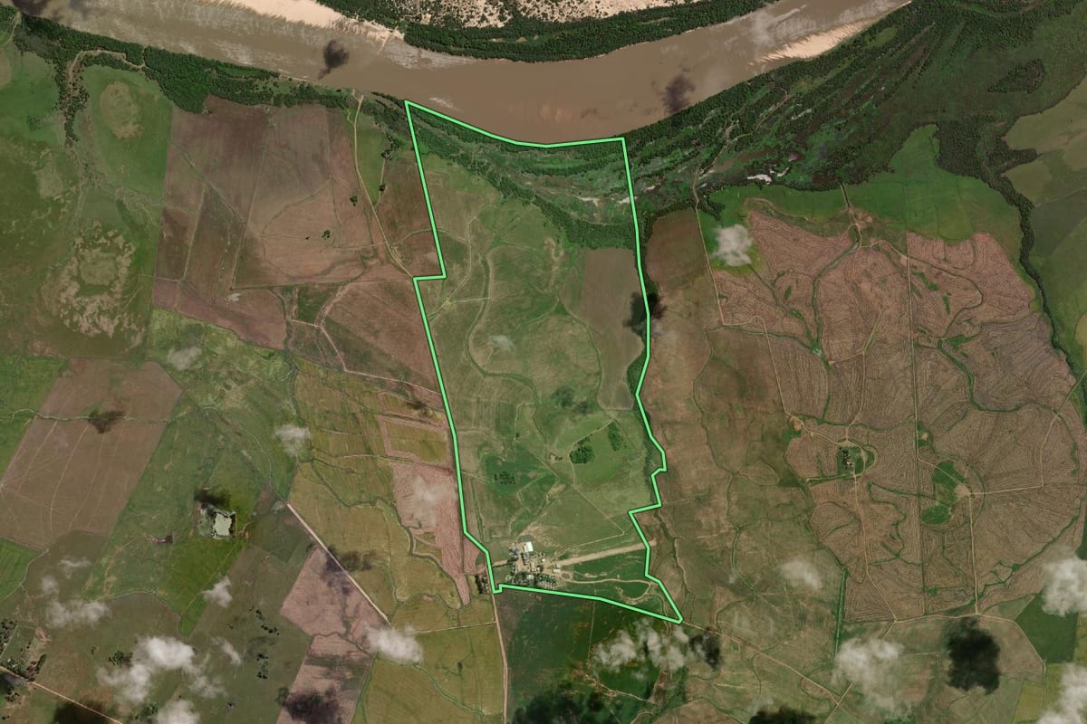 Imagem de satélite do imóvel rural em Alegrete (RS), com o contorno declarado no CAR desenhado por cima.