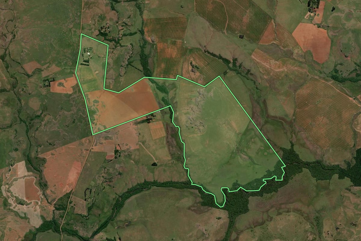 Imagem de satélite do imóvel rural em Alegrete (RS), com o contorno declarado no CAR desenhado por cima.