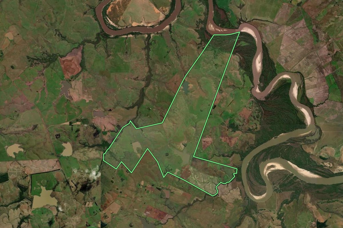 Imagem de satélite do imóvel rural em Alegrete (RS), com o contorno declarado no CAR desenhado por cima.
