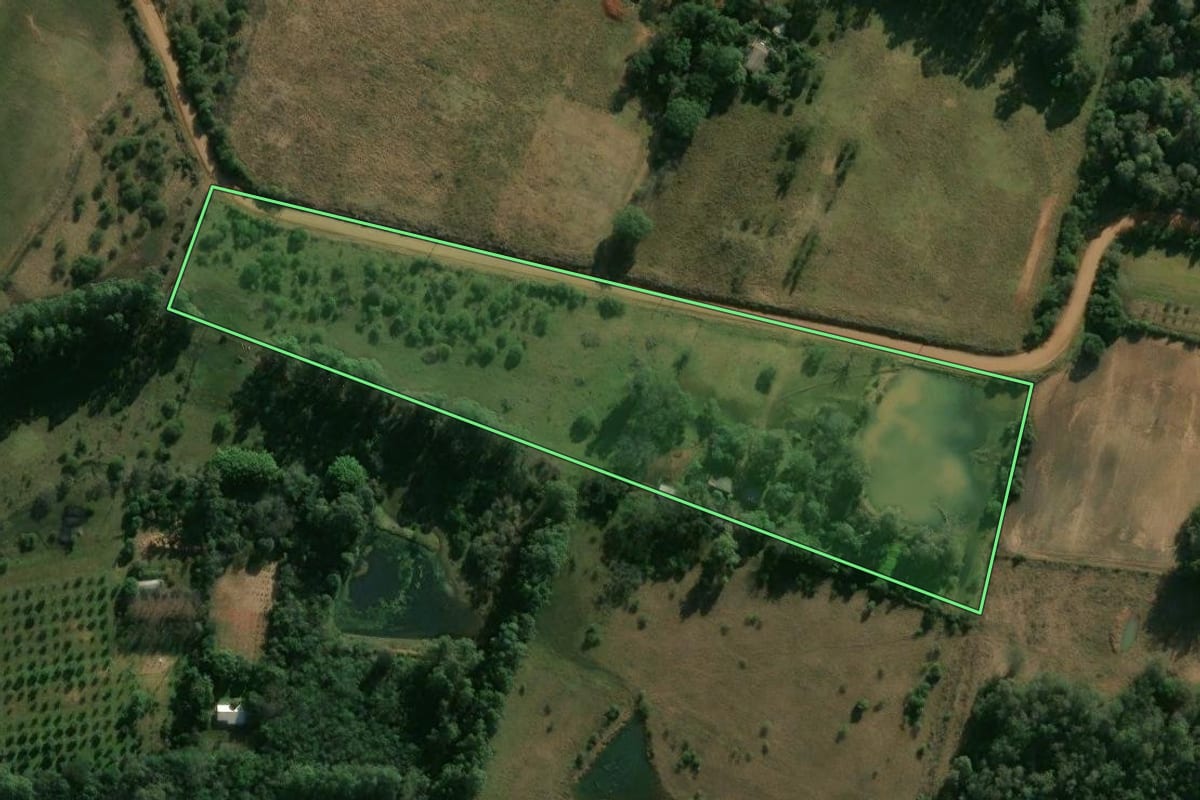 Imagem de satélite do imóvel rural em Alegrete (RS), com o contorno declarado no CAR desenhado por cima.