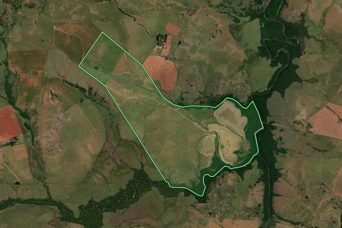 Imagem de satélite do imóvel rural em Alegrete (RS), com o contorno declarado no CAR desenhado por cima.