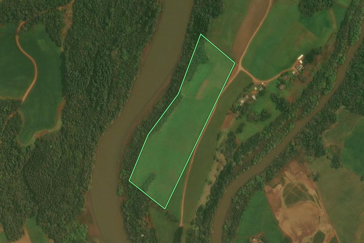 Imagem de satélite do imóvel rural em Almirante Tamandaré do Sul (RS), com o contorno declarado no CAR desenhado por cima.