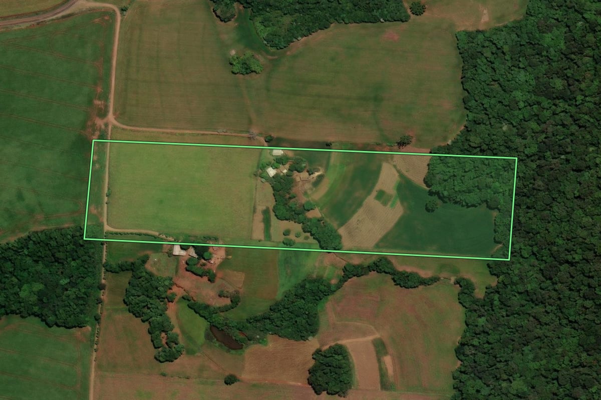Imagem de satélite do imóvel rural em Almirante Tamandaré do Sul (RS), com o contorno declarado no CAR desenhado por cima.