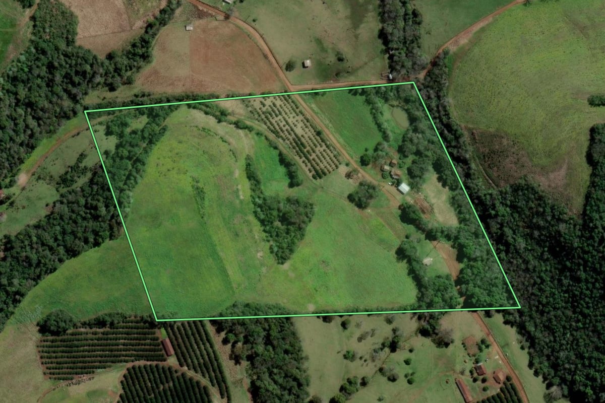 Imagem de satélite do imóvel rural em Alpestre (RS), com o contorno declarado no CAR desenhado por cima.