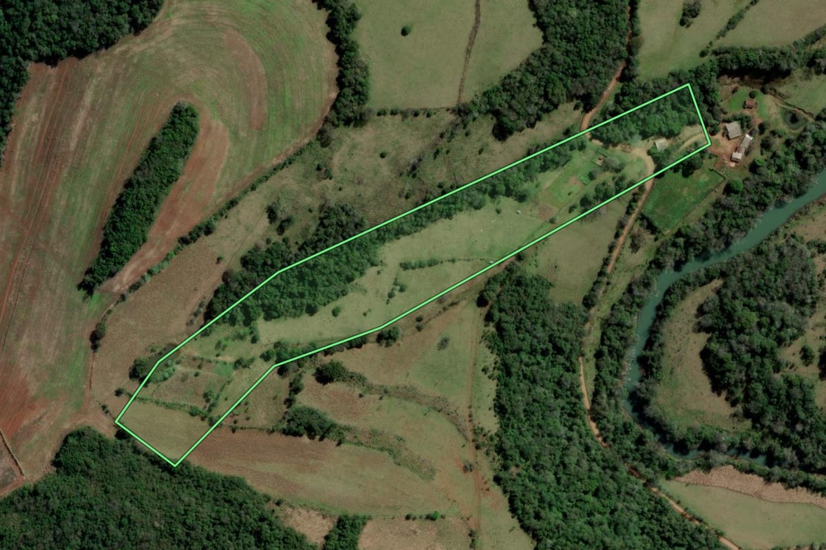 Imagem de satélite do imóvel rural em Alpestre (RS), com o contorno declarado no CAR desenhado por cima.