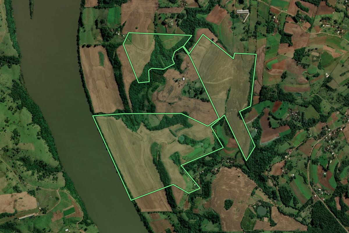 Imagem de satélite do imóvel rural em Alpestre (RS), com o contorno declarado no CAR desenhado por cima.