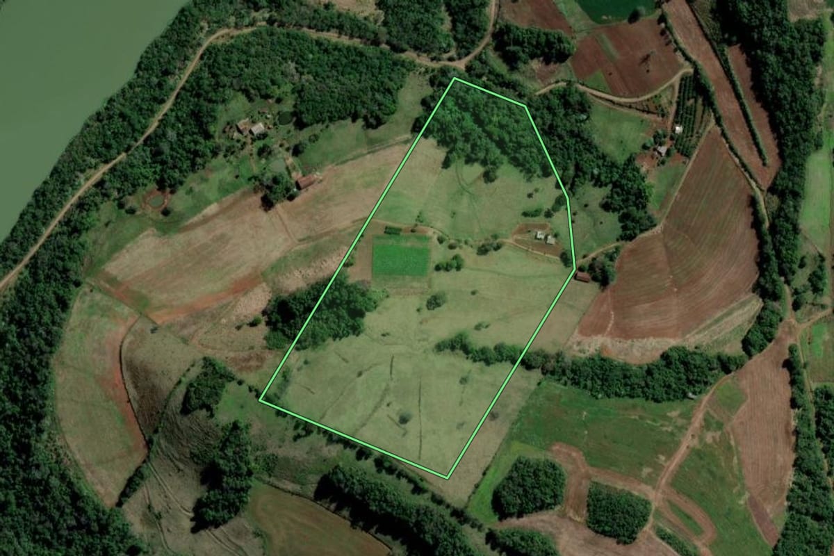 Imagem de satélite do imóvel rural em Alpestre (RS), com o contorno declarado no CAR desenhado por cima.