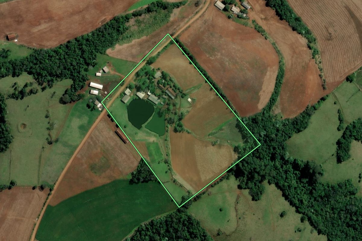 Imagem de satélite do imóvel rural em Alpestre (RS), com o contorno declarado no CAR desenhado por cima.