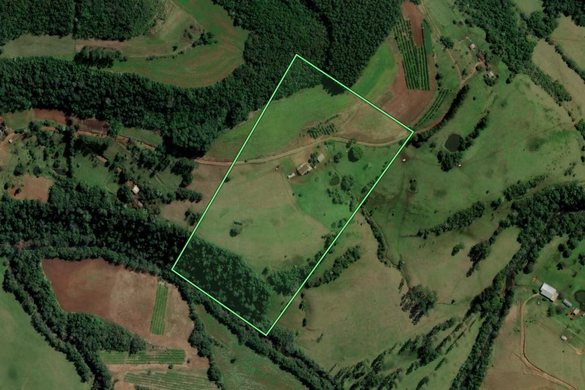 Imagem de satélite do imóvel rural em Alpestre (RS), com o contorno declarado no CAR desenhado por cima.