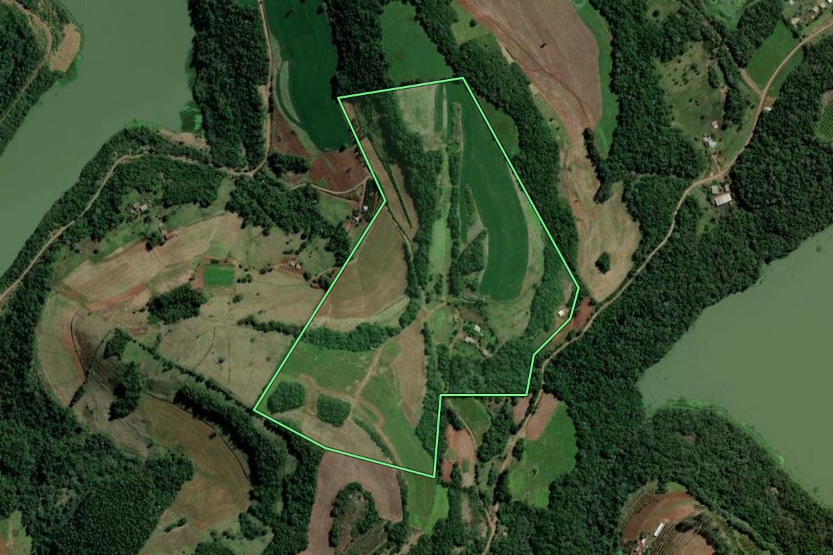 Imagem de satélite do imóvel rural em Alpestre (RS), com o contorno declarado no CAR desenhado por cima.