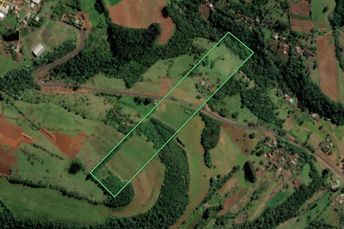 Imagem de satélite do imóvel rural em Alpestre (RS), com o contorno declarado no CAR desenhado por cima.