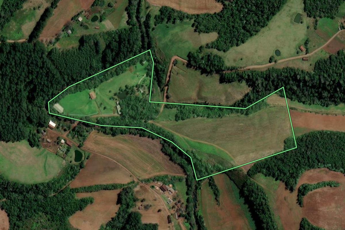 Imagem de satélite do imóvel rural em Alpestre (RS), com o contorno declarado no CAR desenhado por cima.