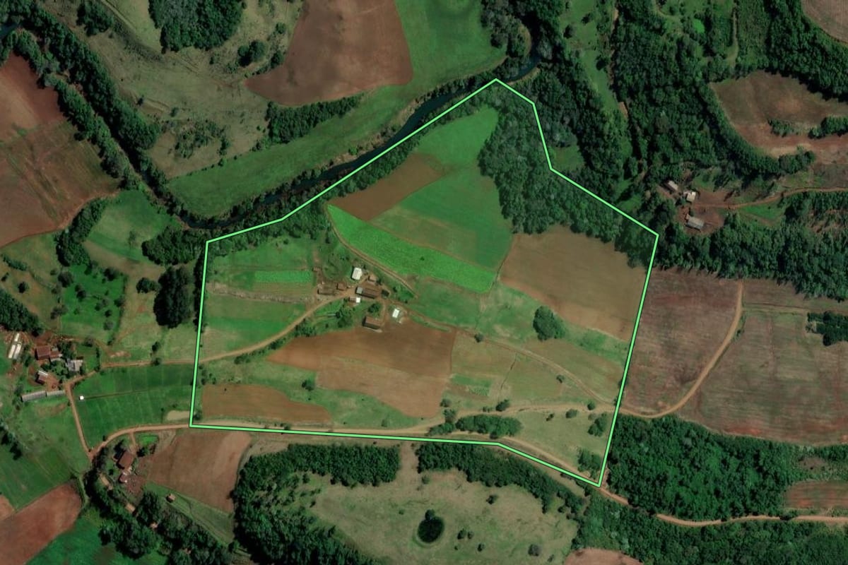 Imagem de satélite do imóvel rural em Alpestre (RS), com o contorno declarado no CAR desenhado por cima.