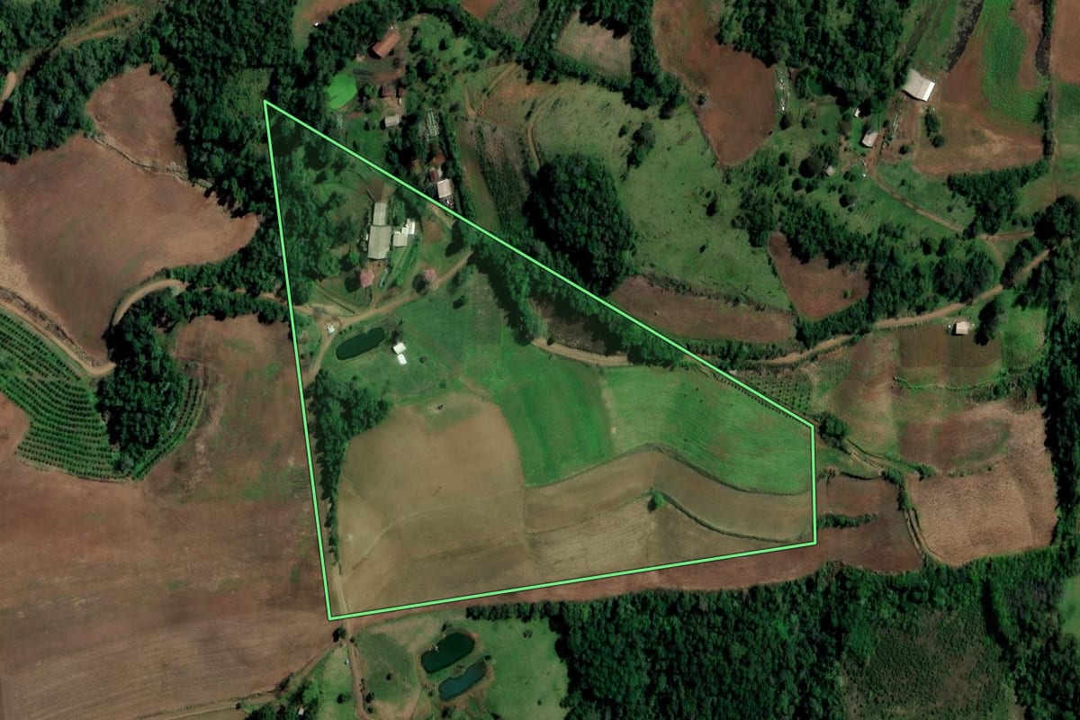Imagem de satélite do imóvel rural em Alpestre (RS), com o contorno declarado no CAR desenhado por cima.