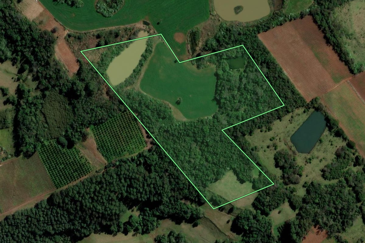 Imagem de satélite do imóvel rural em Alpestre (RS), com o contorno declarado no CAR desenhado por cima.