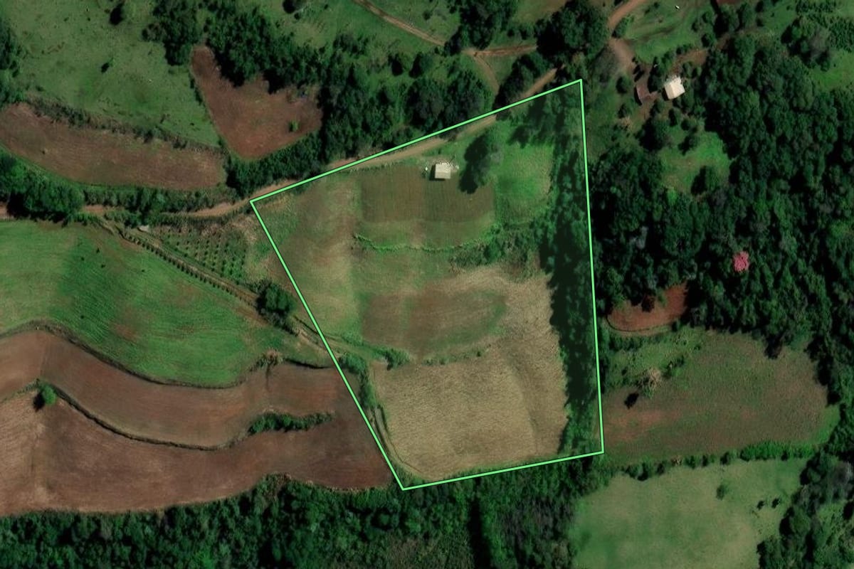 Imagem de satélite do imóvel rural em Alpestre (RS), com o contorno declarado no CAR desenhado por cima.