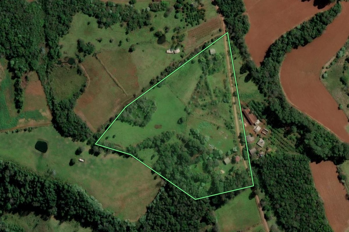 Imagem de satélite do imóvel rural em Alpestre (RS), com o contorno declarado no CAR desenhado por cima.