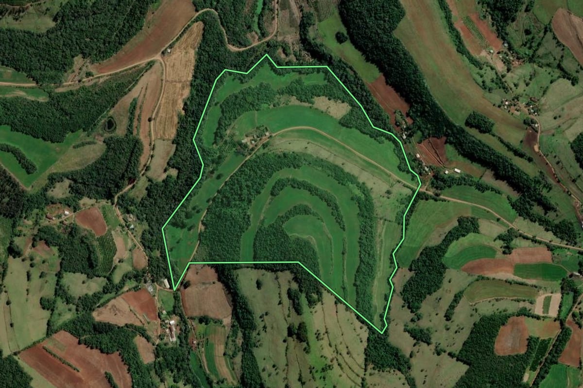 Imagem de satélite do imóvel rural em Alpestre (RS), com o contorno declarado no CAR desenhado por cima.