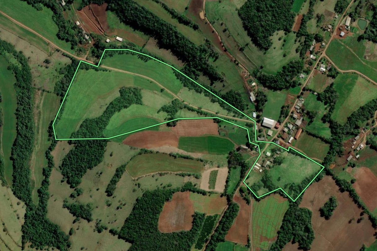 Imagem de satélite do imóvel rural em Alpestre (RS), com o contorno declarado no CAR desenhado por cima.