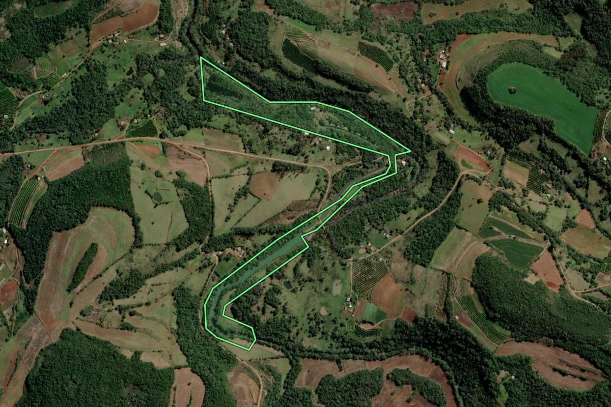 Imagem de satélite do imóvel rural em Alpestre (RS), com o contorno declarado no CAR desenhado por cima.