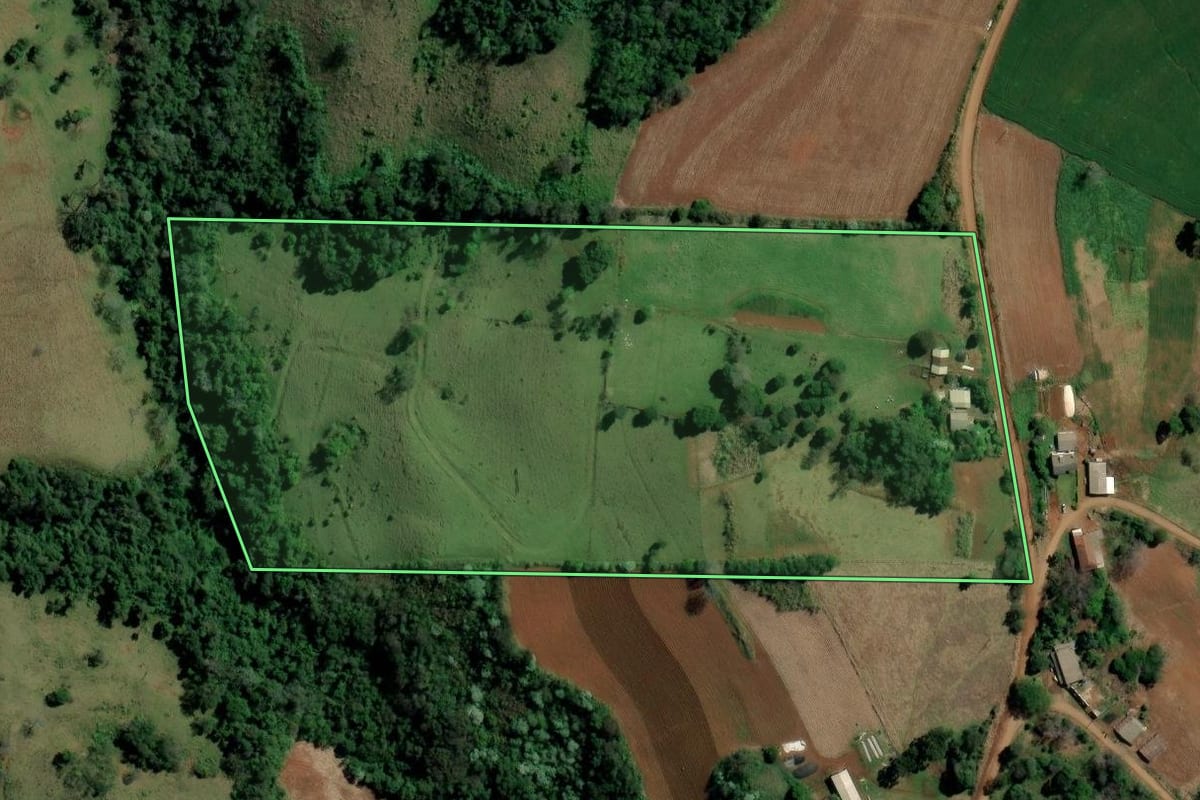 Imagem de satélite do imóvel rural em Alpestre (RS), com o contorno declarado no CAR desenhado por cima.