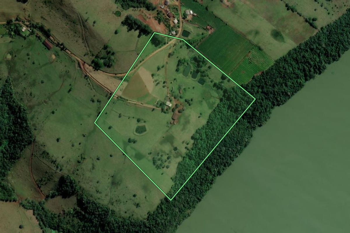 Imagem de satélite do imóvel rural em Alpestre (RS), com o contorno declarado no CAR desenhado por cima.
