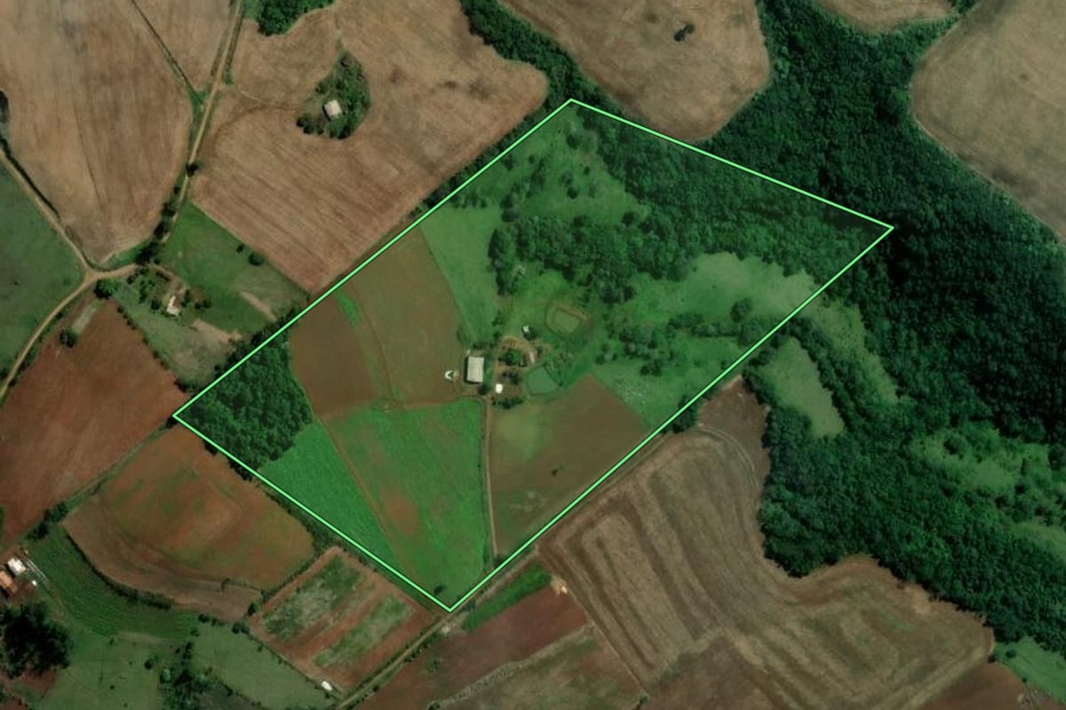 Imagem de satélite do imóvel rural em Alpestre (RS), com o contorno declarado no CAR desenhado por cima.