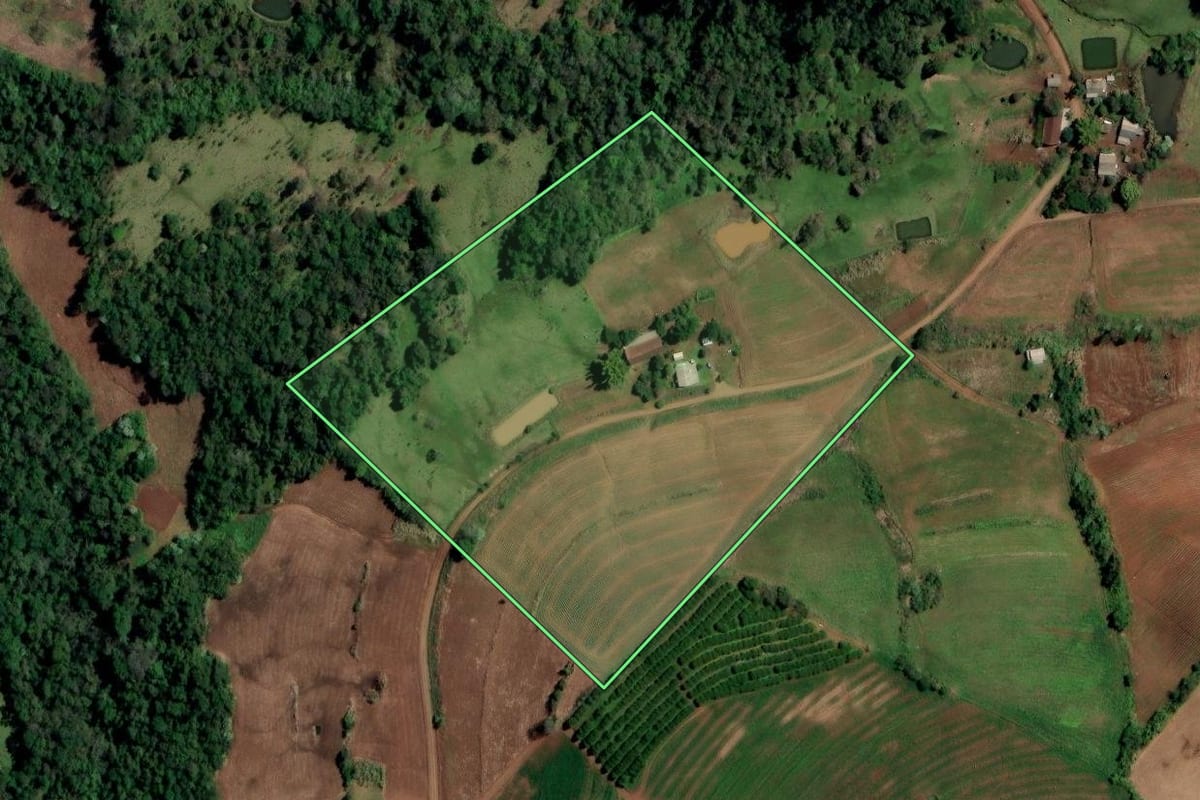 Imagem de satélite do imóvel rural em Alpestre (RS), com o contorno declarado no CAR desenhado por cima.
