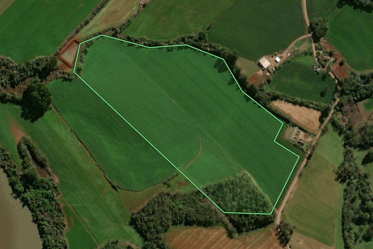 Imagem de satélite do imóvel rural em Alto Alegre (RS), com o contorno declarado no CAR desenhado por cima.