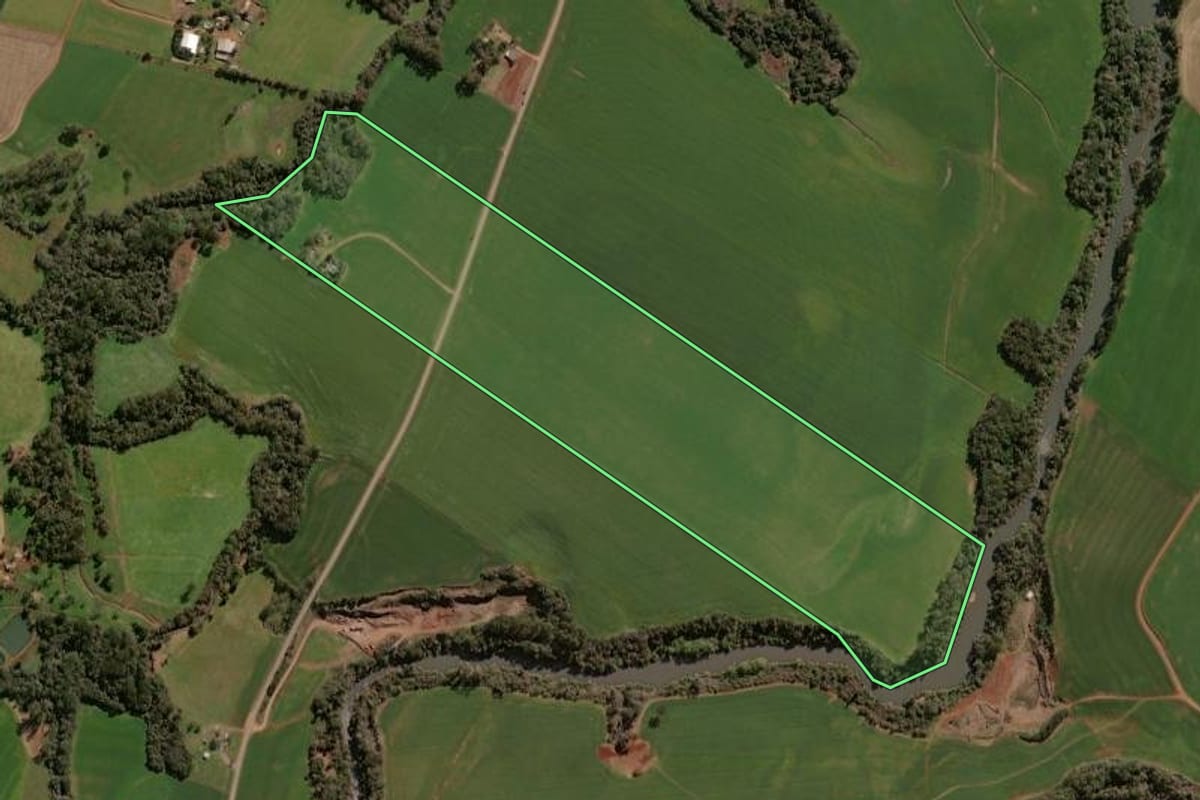 Imagem de satélite do imóvel rural em Alto Alegre (RS), com o contorno declarado no CAR desenhado por cima.