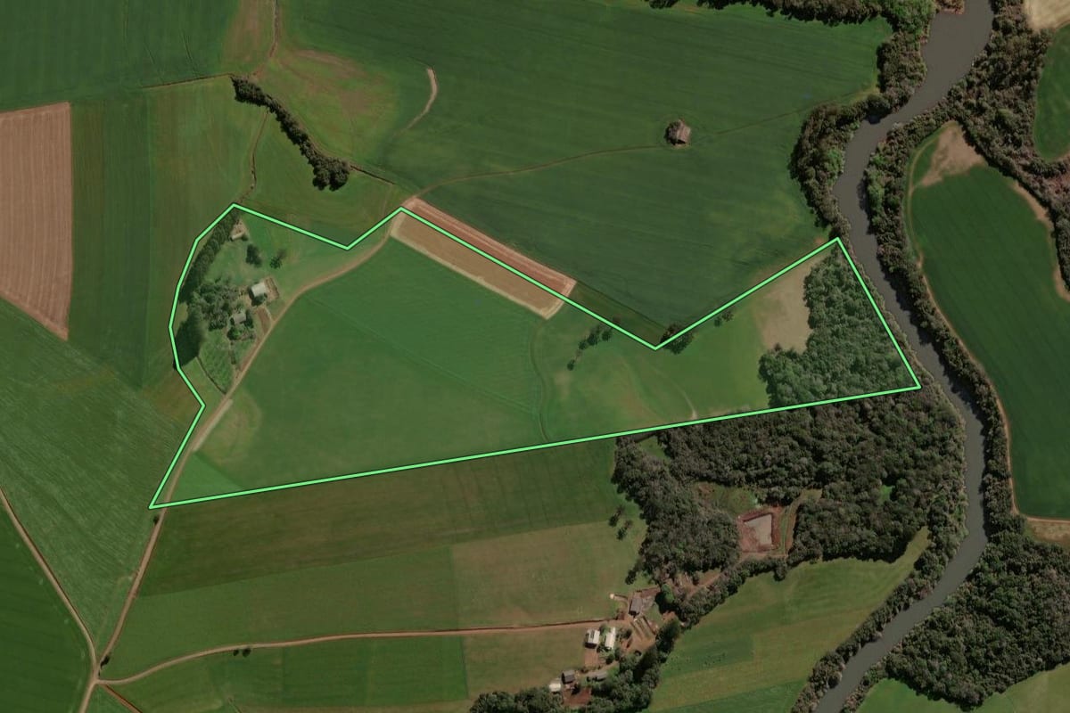 Imagem de satélite do imóvel rural em Alto Alegre (RS), com o contorno declarado no CAR desenhado por cima.