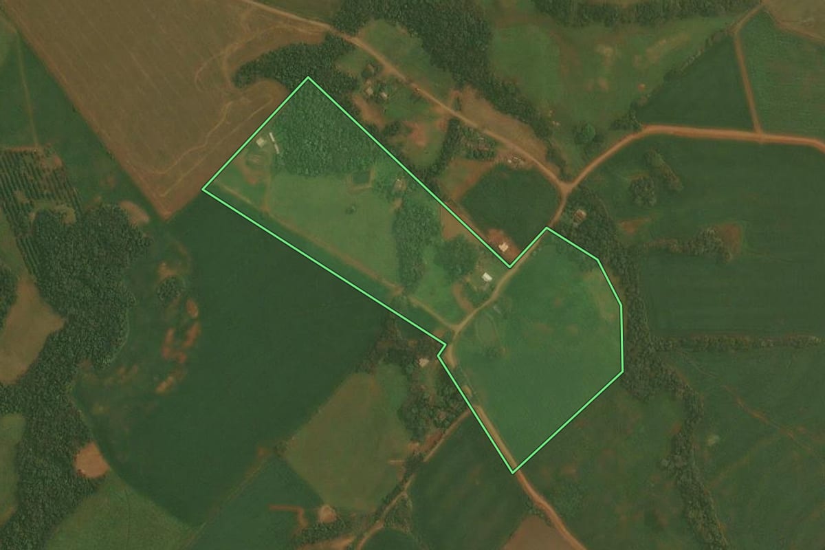 Imagem de satélite do imóvel rural em Alto Alegre (RS), com o contorno declarado no CAR desenhado por cima.