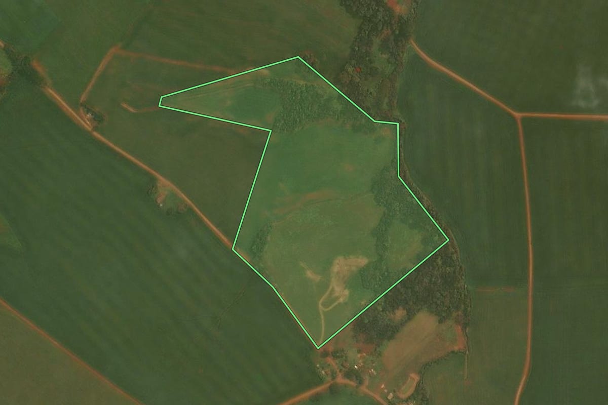 Imagem de satélite do imóvel rural em Alto Alegre (RS), com o contorno declarado no CAR desenhado por cima.