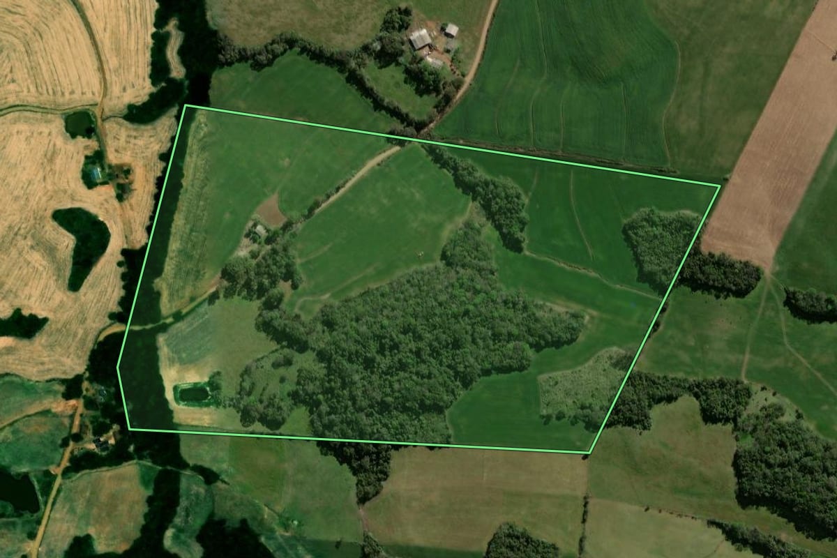 Imagem de satélite do imóvel rural em Alto Alegre (RS), com o contorno declarado no CAR desenhado por cima.