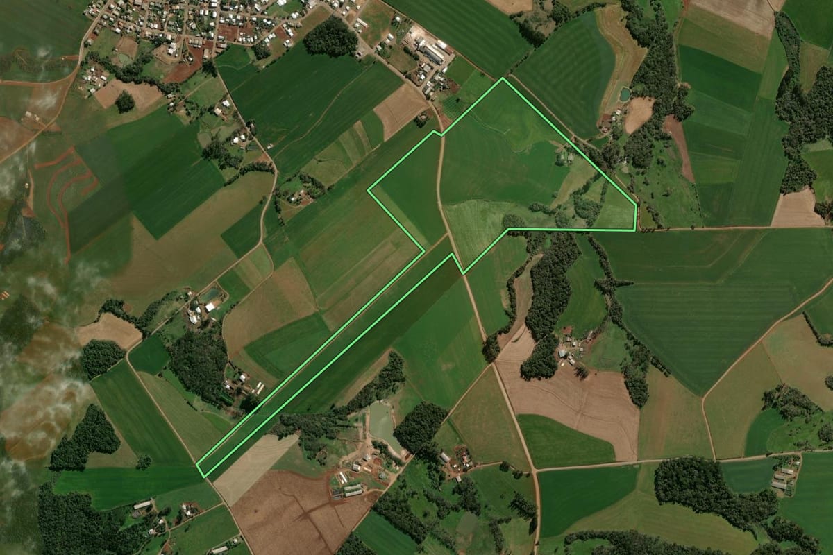 Imagem de satélite do imóvel rural em Alto Alegre (RS), com o contorno declarado no CAR desenhado por cima.