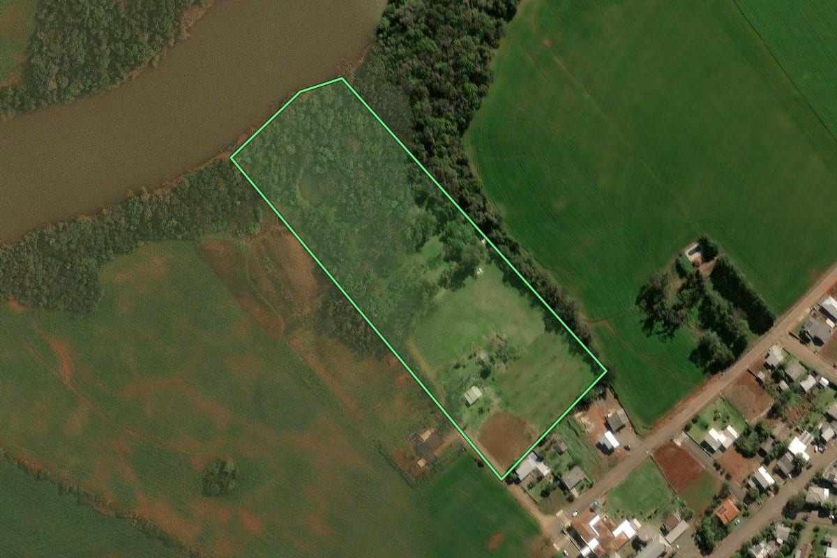 Imagem de satélite do imóvel rural em Alto Alegre (RS), com o contorno declarado no CAR desenhado por cima.