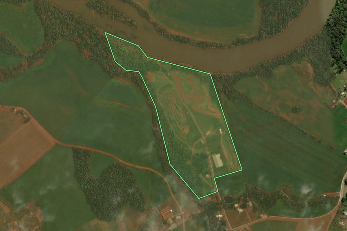 Imagem de satélite do imóvel rural em Alto Alegre (RS), com o contorno declarado no CAR desenhado por cima.