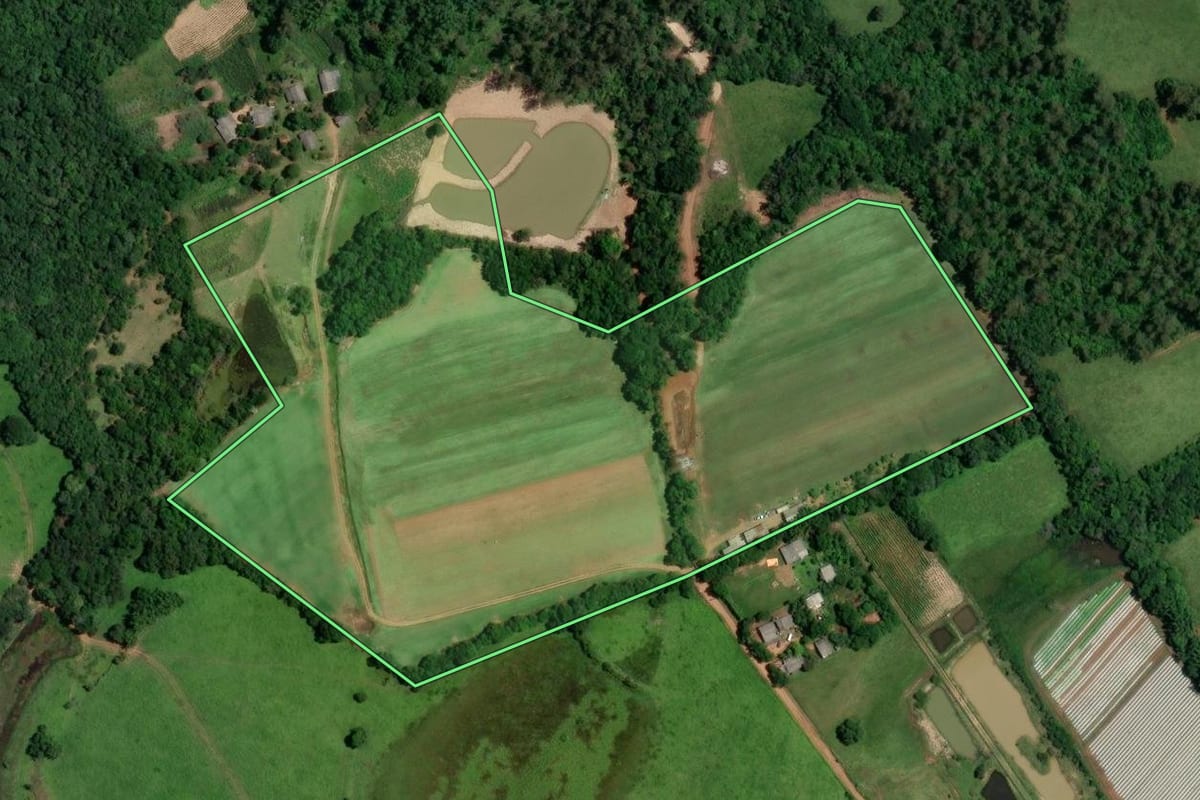Imagem de satélite do imóvel rural em Alvorada (RS), com o contorno declarado no CAR desenhado por cima.