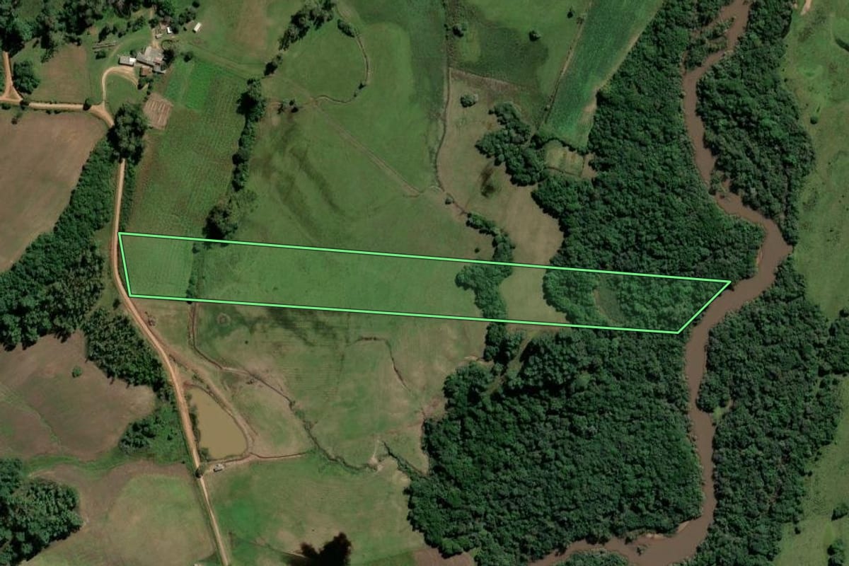 Imagem de satélite do imóvel rural em Amaral Ferrador (RS), com o contorno declarado no CAR desenhado por cima.