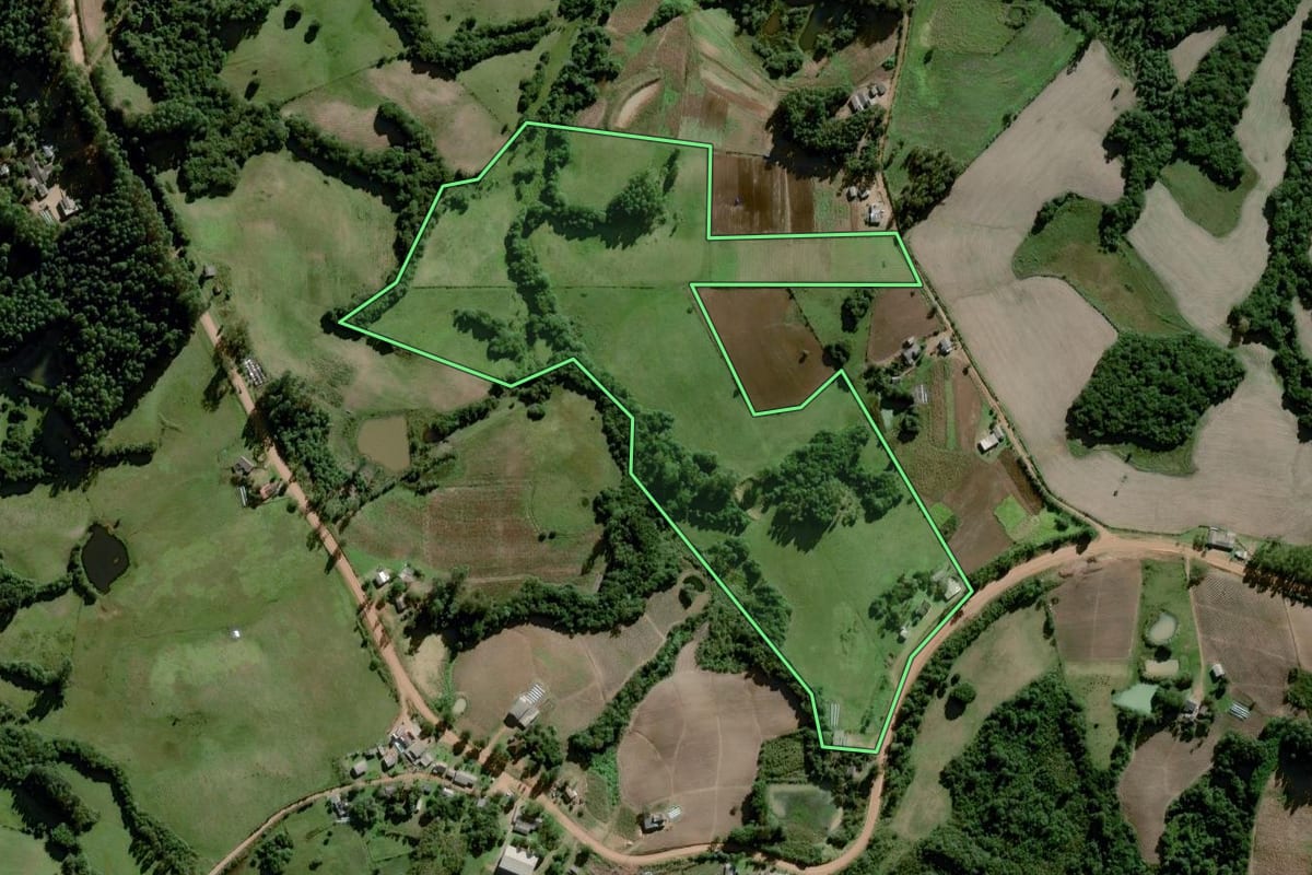 Imagem de satélite do imóvel rural em Amaral Ferrador (RS), com o contorno declarado no CAR desenhado por cima.