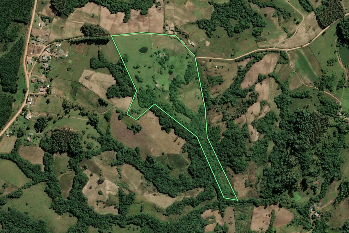Imagem de satélite do imóvel rural em Amaral Ferrador (RS), com o contorno declarado no CAR desenhado por cima.