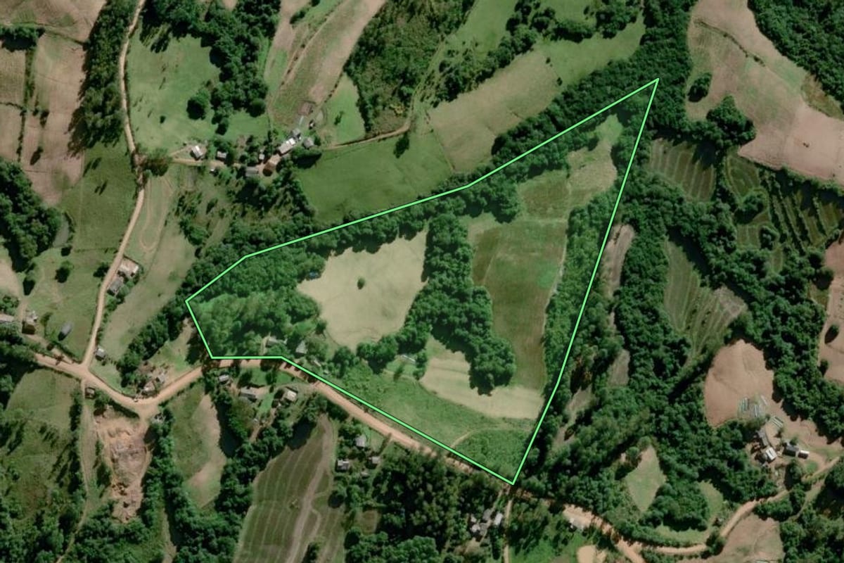 Imagem de satélite do imóvel rural em Amaral Ferrador (RS), com o contorno declarado no CAR desenhado por cima.