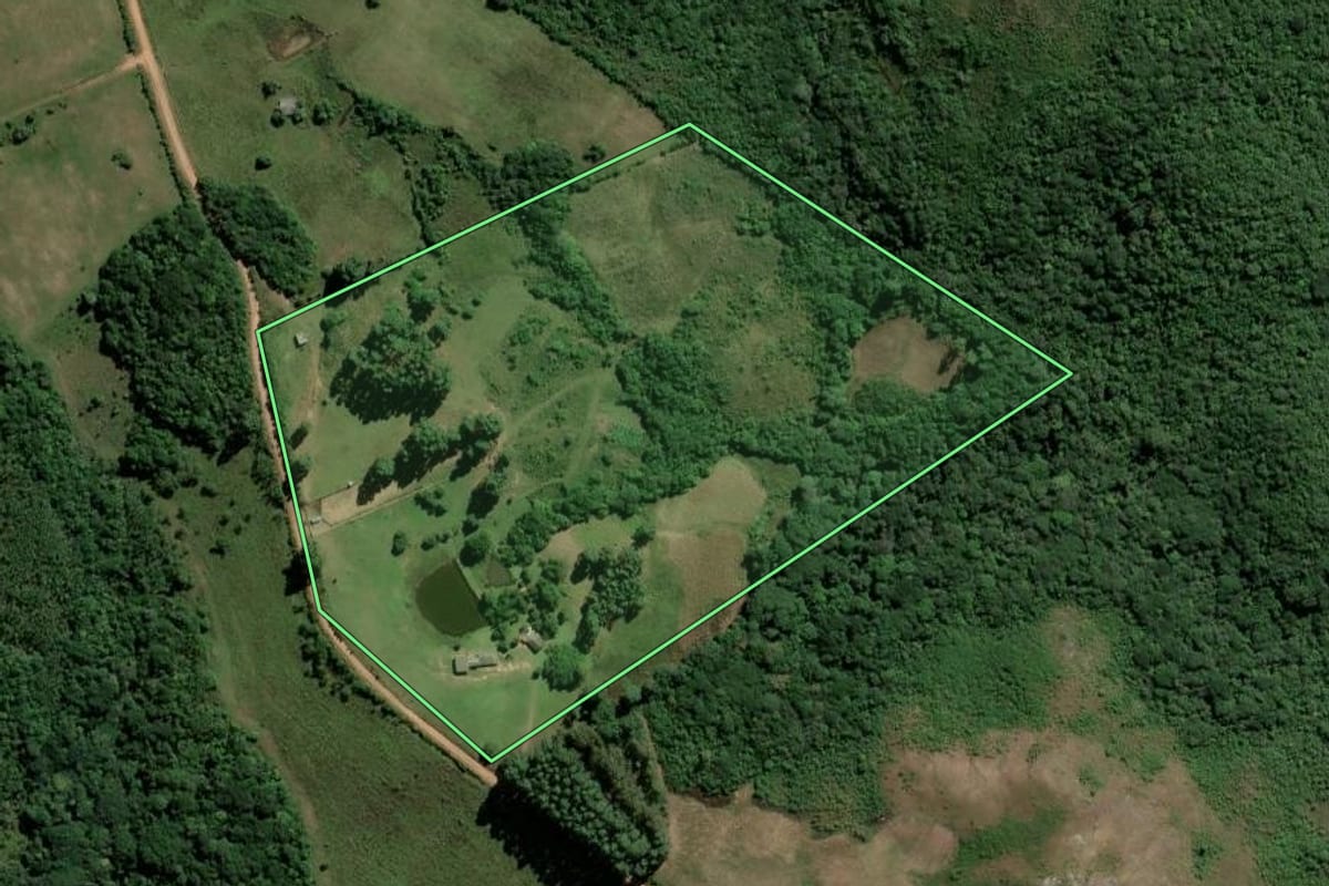 Imagem de satélite do imóvel rural em Amaral Ferrador (RS), com o contorno declarado no CAR desenhado por cima.