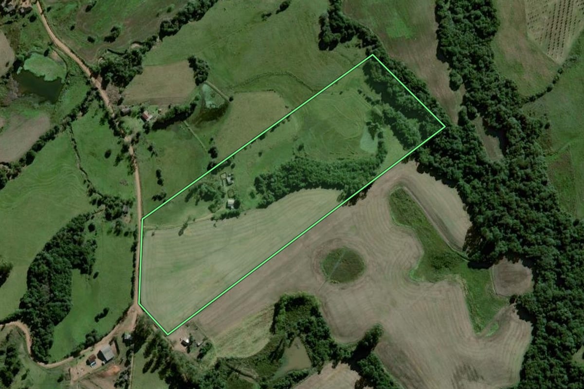 Imagem de satélite do imóvel rural em Amaral Ferrador (RS), com o contorno declarado no CAR desenhado por cima.