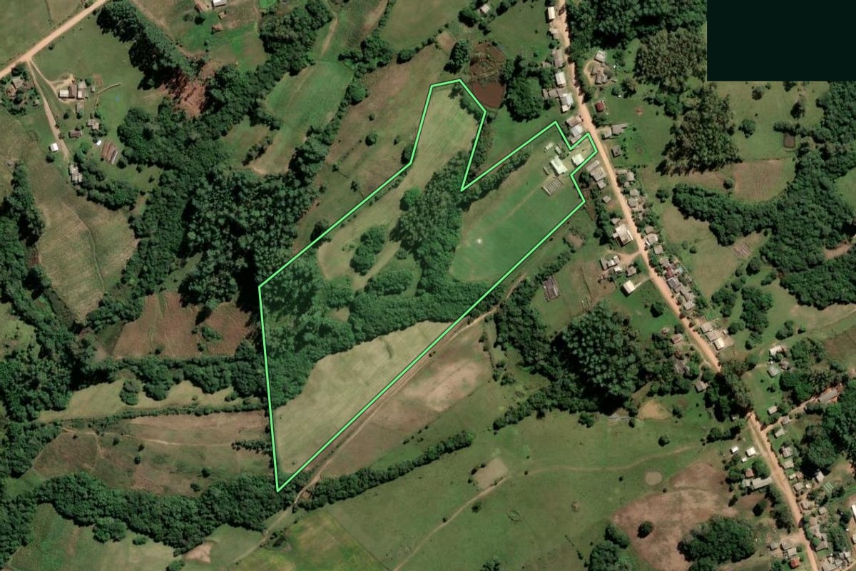 Imagem de satélite do imóvel rural em Amaral Ferrador (RS), com o contorno declarado no CAR desenhado por cima.