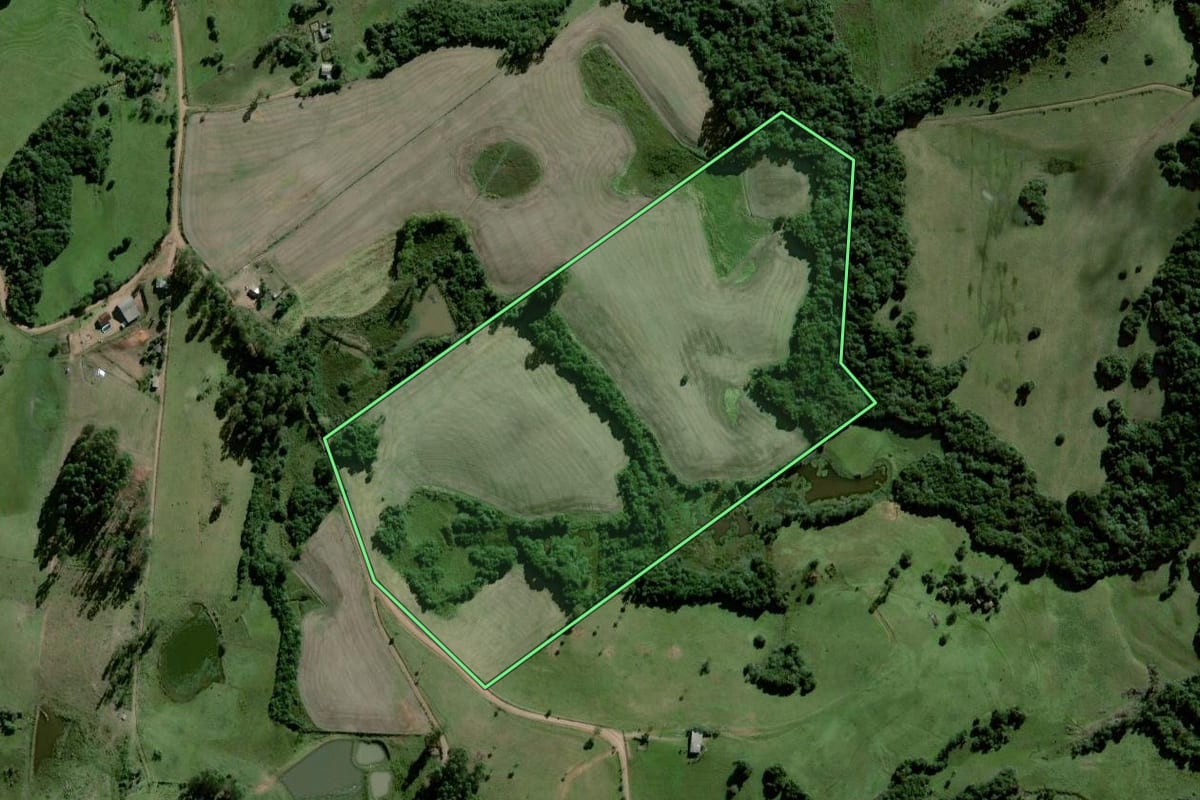 Imagem de satélite do imóvel rural em Amaral Ferrador (RS), com o contorno declarado no CAR desenhado por cima.