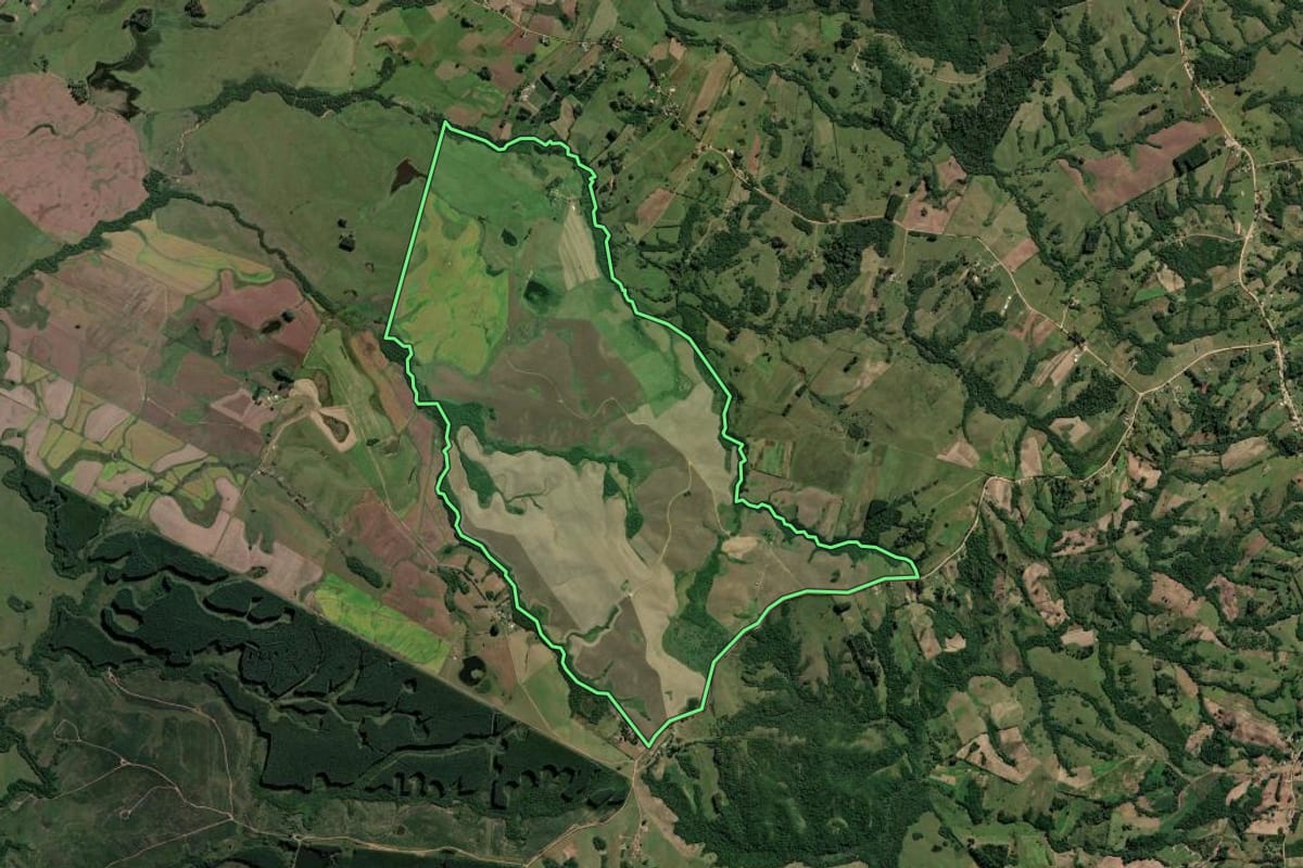 Imagem de satélite do imóvel rural em Amaral Ferrador (RS), com o contorno declarado no CAR desenhado por cima.