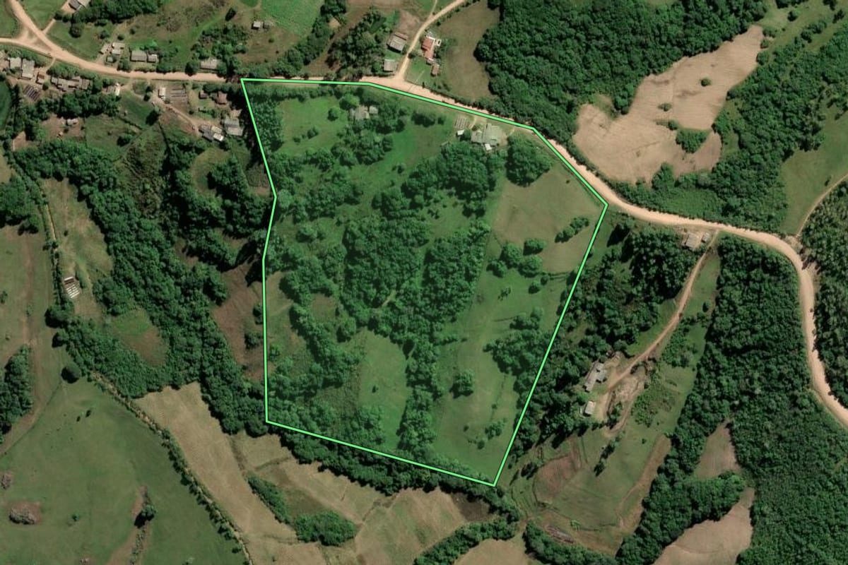 Imagem de satélite do imóvel rural em Amaral Ferrador (RS), com o contorno declarado no CAR desenhado por cima.