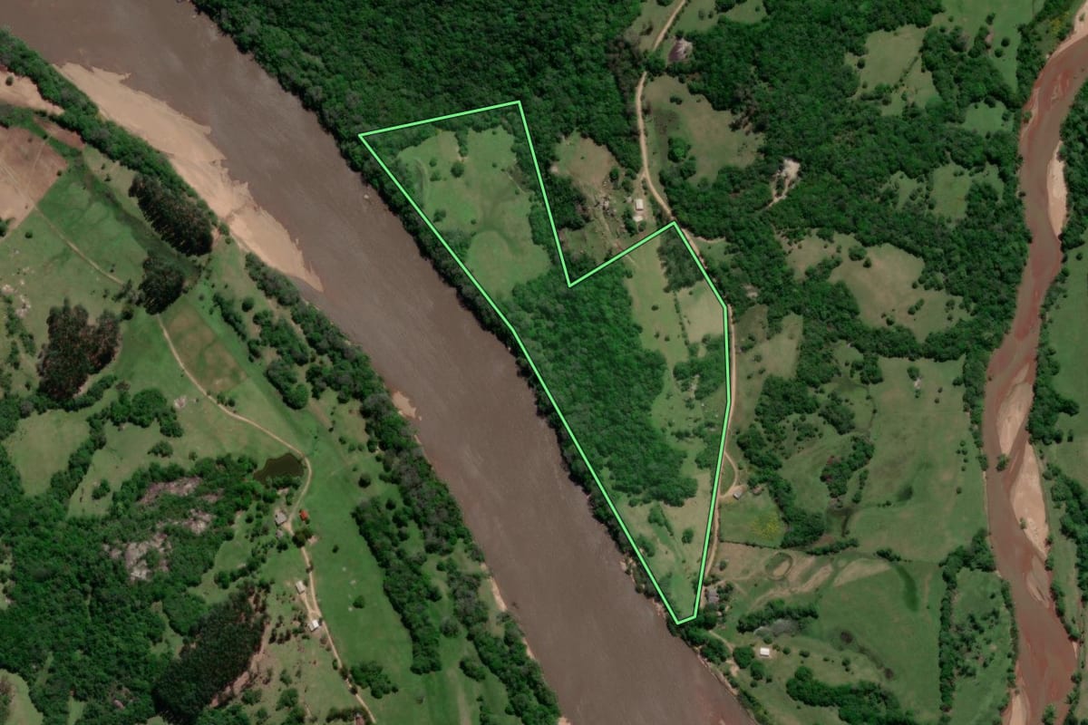 Imagem de satélite do imóvel rural em Amaral Ferrador (RS), com o contorno declarado no CAR desenhado por cima.
